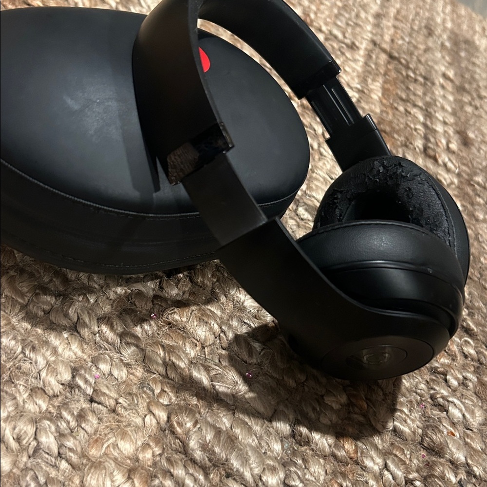 Beats Solo 3 Bluetooth Wireless Over-Ear Headphones - Picture 6 of 10